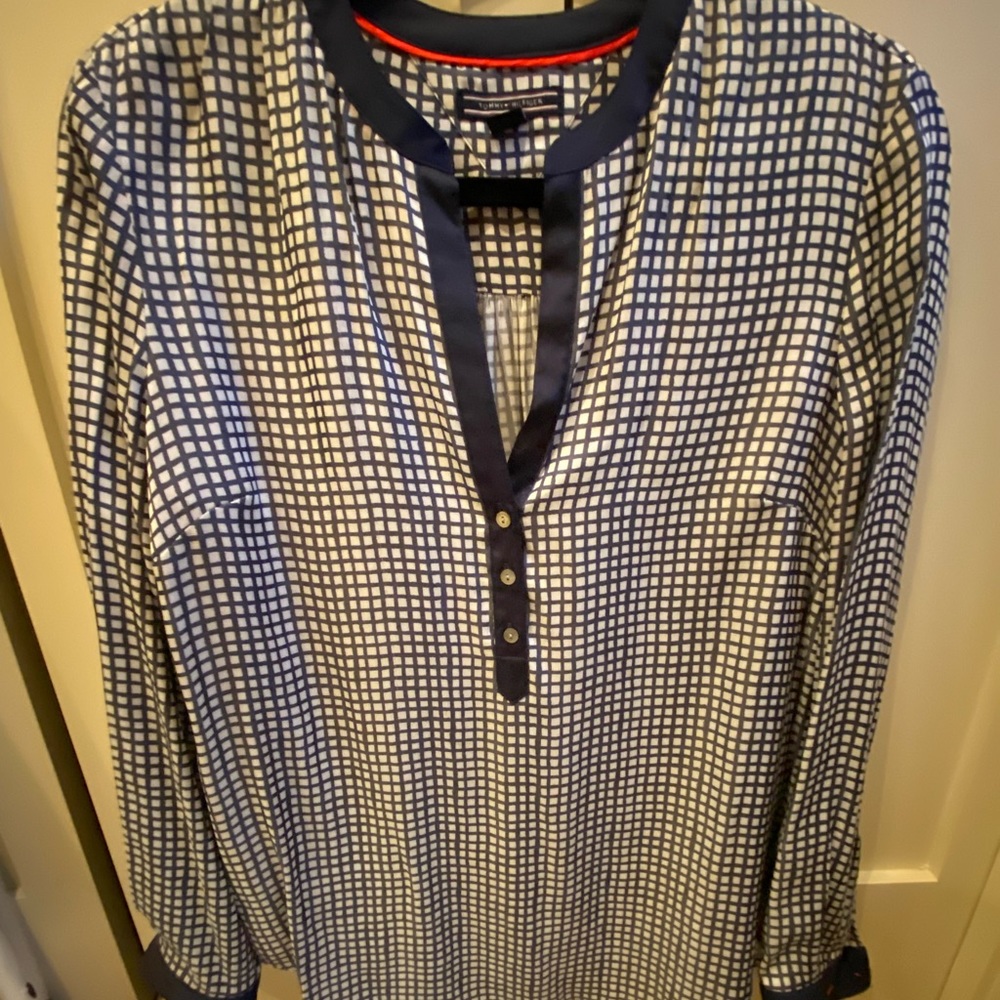 Tommy Hilfiger Long Sleeve Blouse w 3/4 Buttons Down